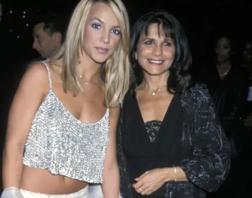 Britney with her mother at the 2000 grammy awards credit bang showbiz