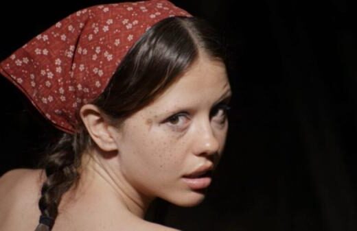 Maxxxine: mia goth is sued for attacking an extra on set